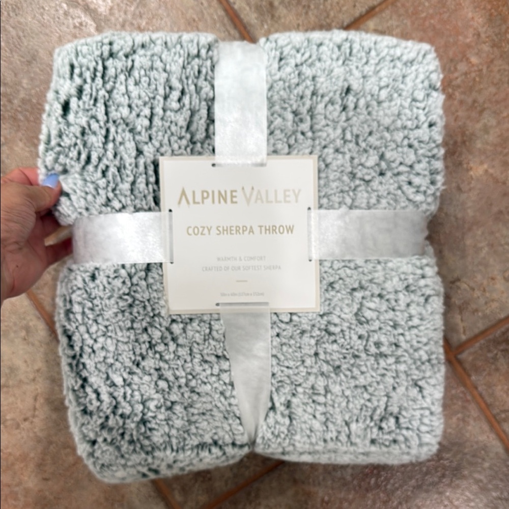 Gray Plush Sherpa Blanket for Cozy Comfort